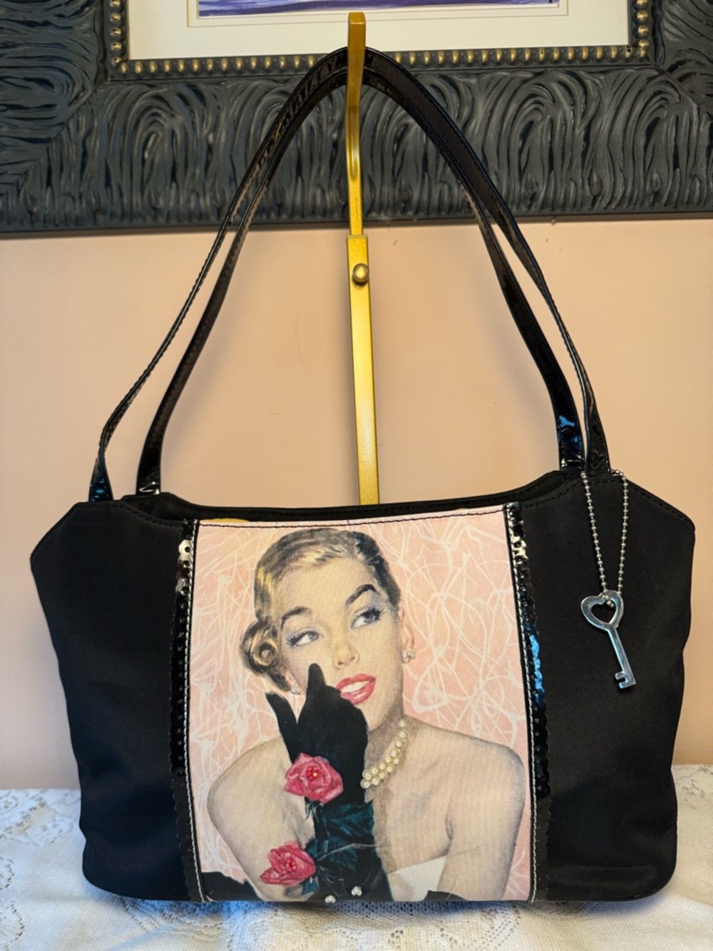 Rare Forever by Fossil Shoulder Bag. Vintage Y2K line. Features a 1950’s female